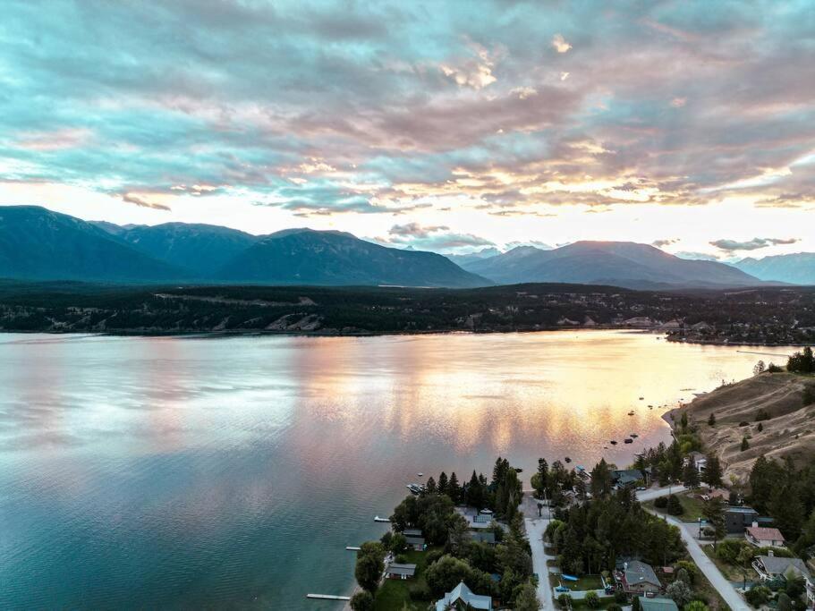 Oasis Getaway, Mins To Lake, King Bed, Dbl Garage Invermere Exterior foto