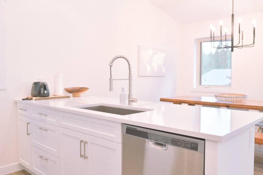 Oasis Getaway, Mins To Lake, King Bed, Dbl Garage Invermere Exterior foto