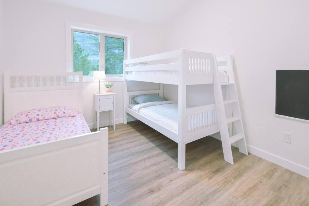 Oasis Getaway, Mins To Lake, King Bed, Dbl Garage Invermere Exterior foto