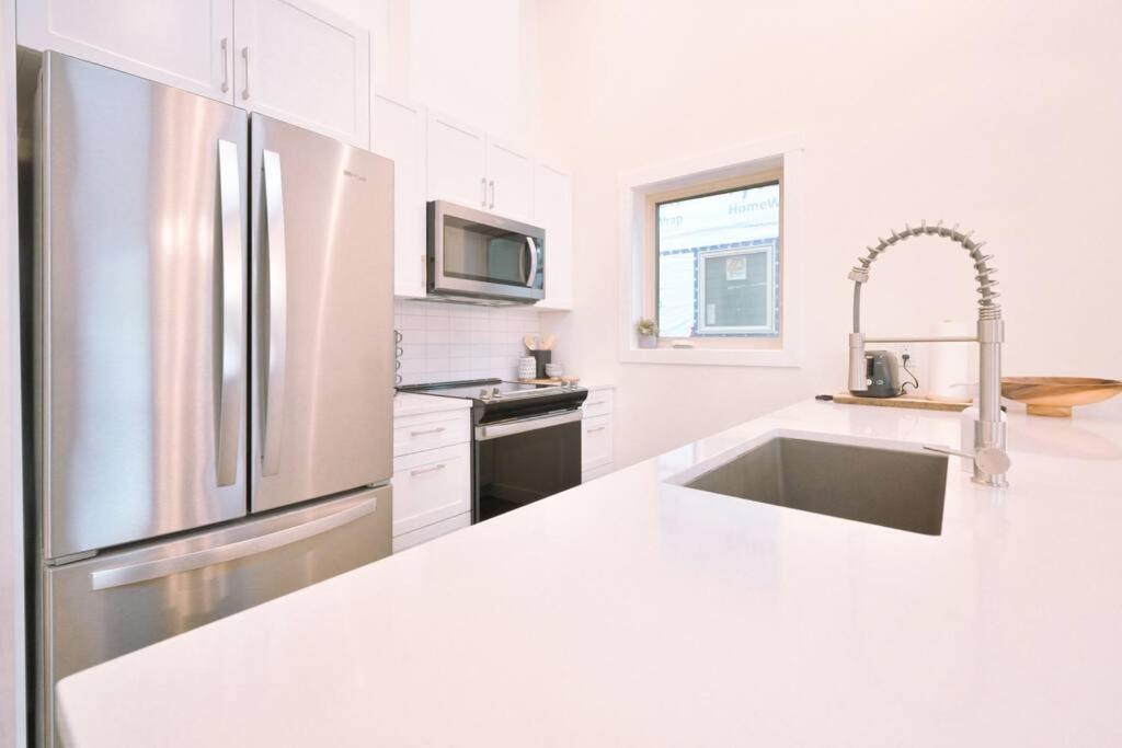 Oasis Getaway, Mins To Lake, King Bed, Dbl Garage Invermere Exterior foto